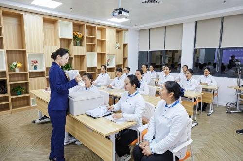 轻喜到家 互联网自营家政如何颠覆传统中介模式